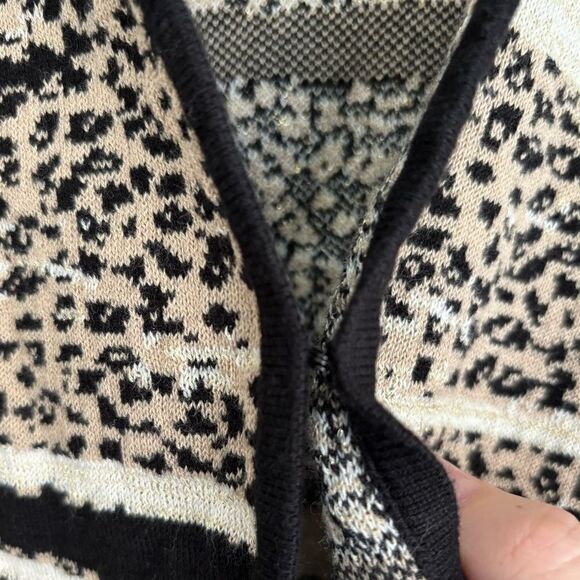 Laura Ashley SZ Medium Petite Animal Print Cardigan Sweater Hook & Eye Closure - Picture 7 of 7